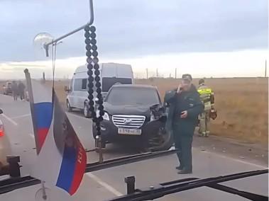 Под Волгоградом сняли на видео последствия массовой аварии с участием микроавтобуса