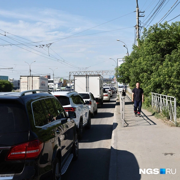 На АЗС выстроилась очередь. Как сообщает фотокорреспондент НГС, пробка не очень длинная | Источник: Александр Ощепков / NGS.RU