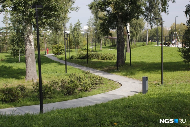 Некоторые дорожки в парке вписаны в ландшафт  | Источник: Стас Соколов / NGS.RU