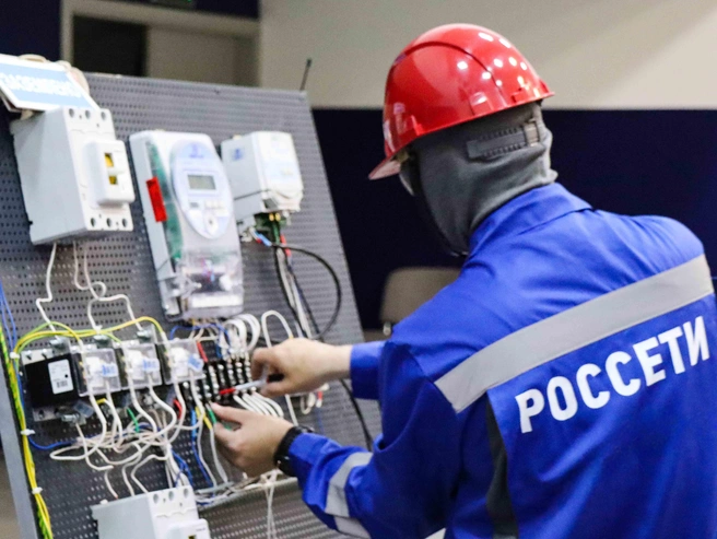 В финале приняло участие несколько десятков энергетиков в составе восьми бригад | Источник: АО «РЭС»