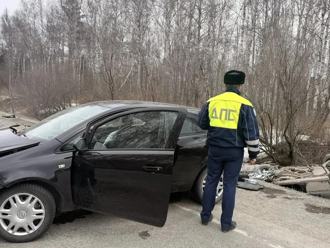 После столкновения один автомобиль оказался в кювете в перевёрнутом положении. | Источник: ГИБДД по Свердловской области