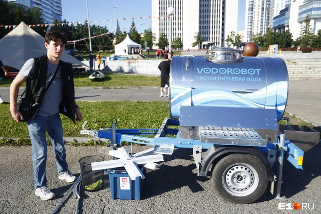 У организаторов всегда можно попросить воды | Источник: Владислав Лоншаков / E1.RU