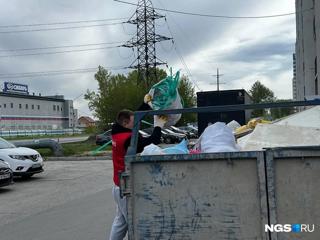 Огромные бункеры обычным мусоровозом не вывезти, а мусор в них кидают самый разный, в том числе, и строительный | Источник: Анна Скок / NGS.ru