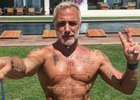 Весь в белом: танцующий миллионер Вакки показал свой дом