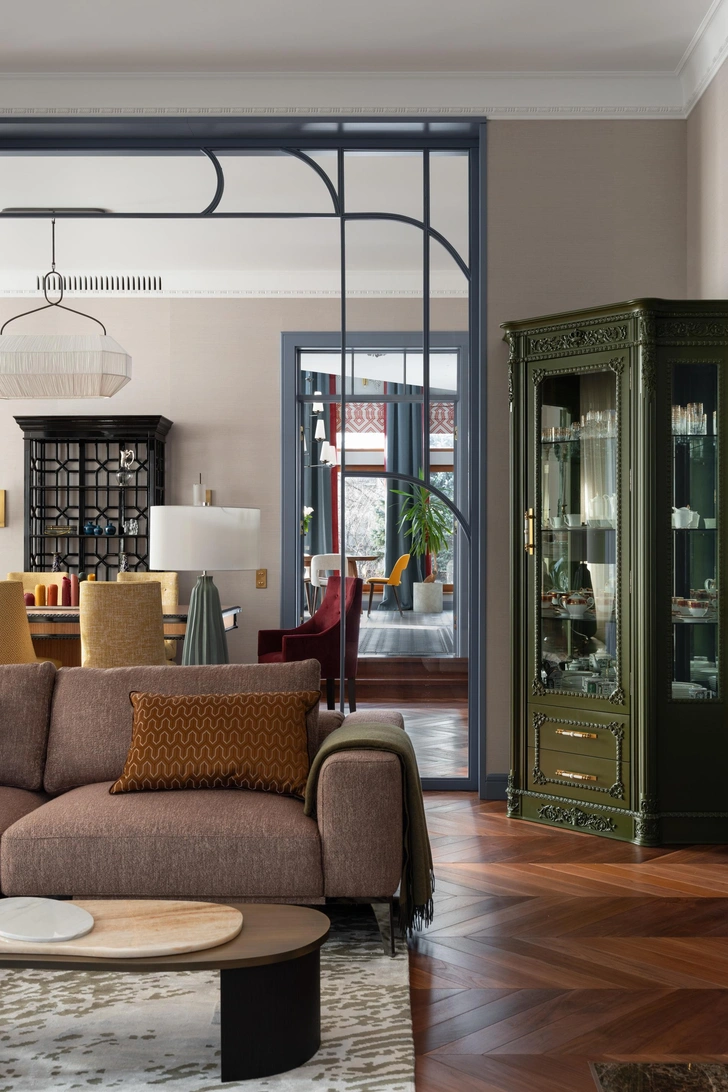 Диван, Italia Lounge. Столик, Greenapple. Перегородка выполнена по эскизам дизайнера, Woodcraftstudio. | Источник: Александр Хом. Стиль: Анна Хом