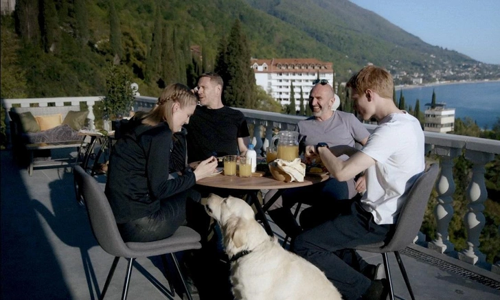 Кадр из сериала. С балкона, на котором сидят герои, открывается вид на море и гостиницу «Колхида» (ул. Героев 16 Марта, 9) | Источник: kino-teatr.ru