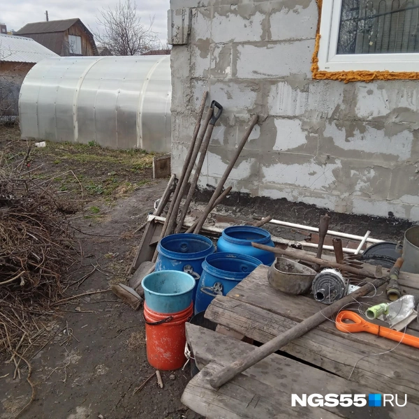 Для полива приходится собирать дождевую воду | Источник: Мария Максимова / NGS55.RU