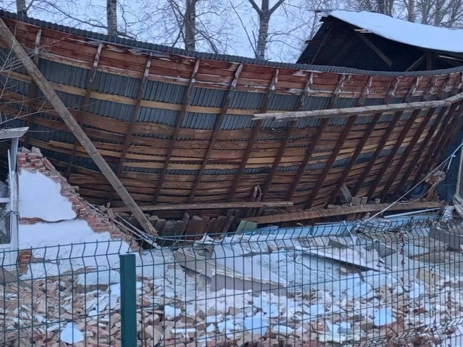 Спортивные занятия в этом учреждении не проводились в течение последних двух месяцев. | Источник: «Типичная Колывань» / «ВКонтакте»