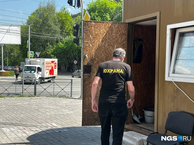 Недострой охраняют, за счет городского бюджета. Но и чиновники, и охранники признают: без консервации объекта это мера недостаточна | Источник: Анна Скок / NGS.ru