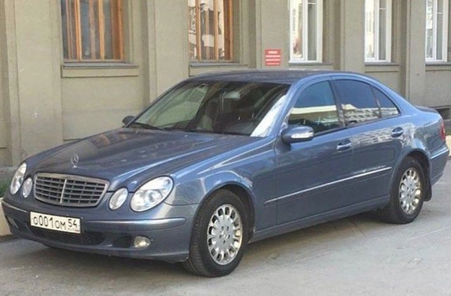 Достаточно долго номер украшал Mercedes Benz E240 | Источник: Nomerogram.ru