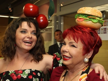 Лучше, чем интим! Мама Наташи Королевой похвасталась праздничным ужином