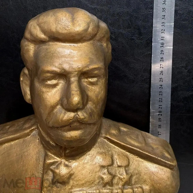 Бюст изготовлен предположительно в конце 1940-х или начале 1950-х годов | Источник: meshok.net