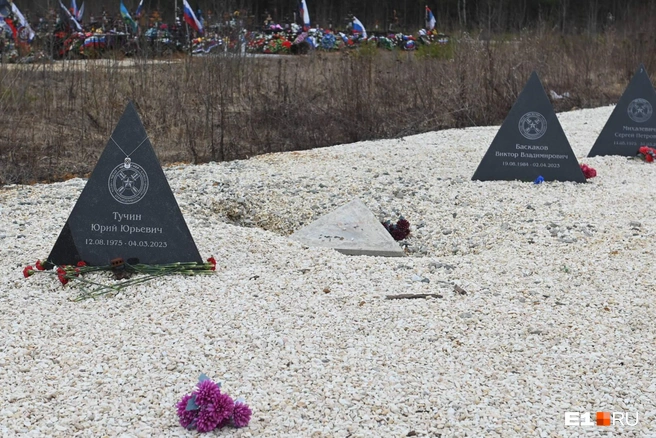 Памятник планируют вернуть на место, чтобы имя бойца осталось в рядах вагнеровцев | Источник: Дмитрий Емельянов / E1.RU 