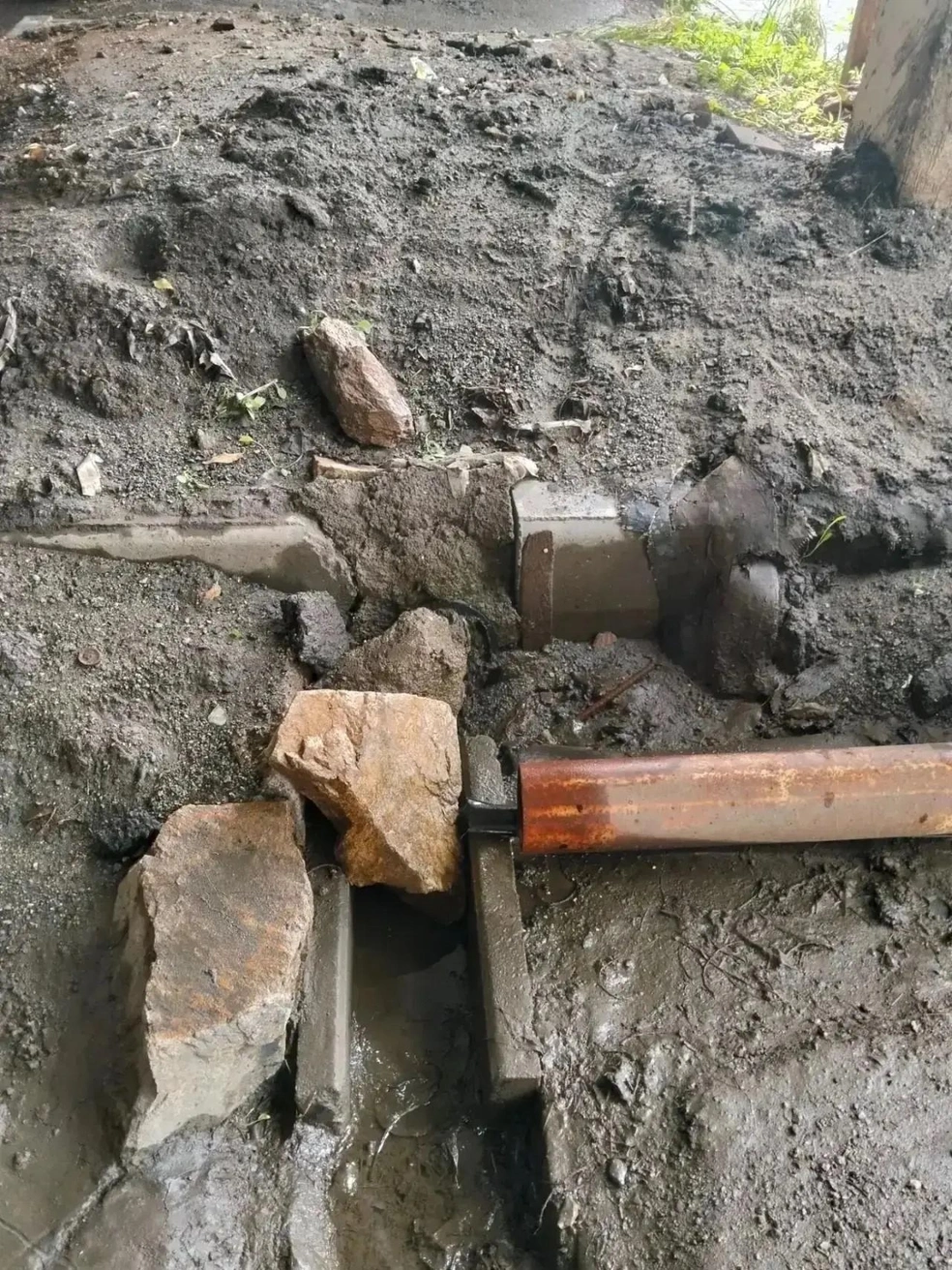 Водоотводные лотки парковки оказались забиты | Источник: пресс-служба администрации города