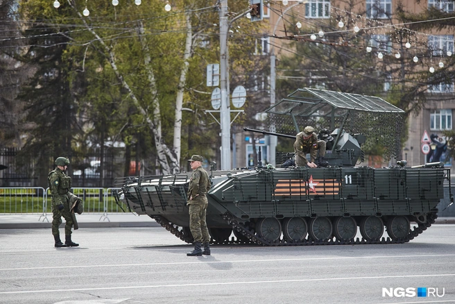 Так выглядит БМП-2 в противодроновом исполнении | Источник: Александр Ощепков / NGS.RU