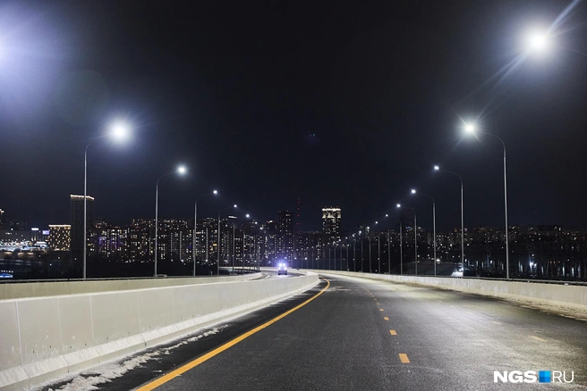 Автомобилистам доступны основной ход, правобережная транспортная развязка и 12 из 25 съездов левобережной развязки | Источник: Александр Ощепков / NGS.RU