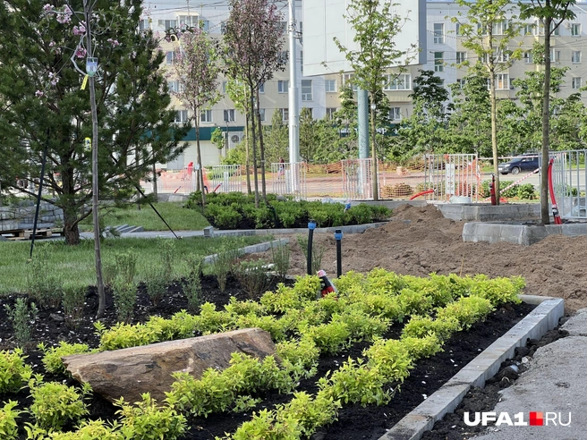 Уже уложили декоративные камни | Источник: Андрей Бирюков / UFA1.RU