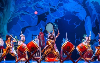 Шоу японских барабанов Taiko in-spiration закроет летний сезон спектаклем «Море синего леса» в театре им. Моссовета