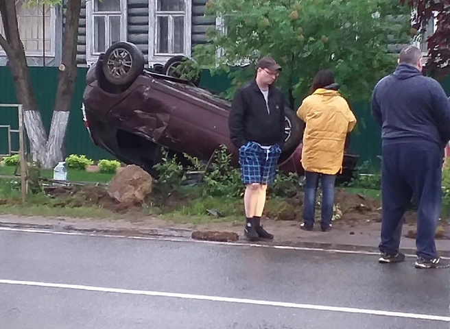 В Солотче «Лада Калина» улетела в палисадник и перевернулась | ya62.ru