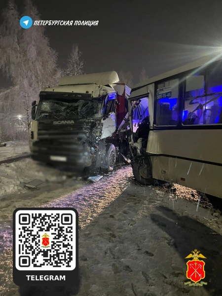 В ДТП с маршруткой и грузовиком в Коммунаре пострадали 13 человек | Источник: ГУ МВД по Петербургу и Ленобласти