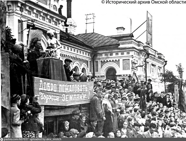 Так омичи встречали фронтовиков летом 1945 года | Источник: М. В. Горохов, Фотофонд ИАОО / Pastvu.com