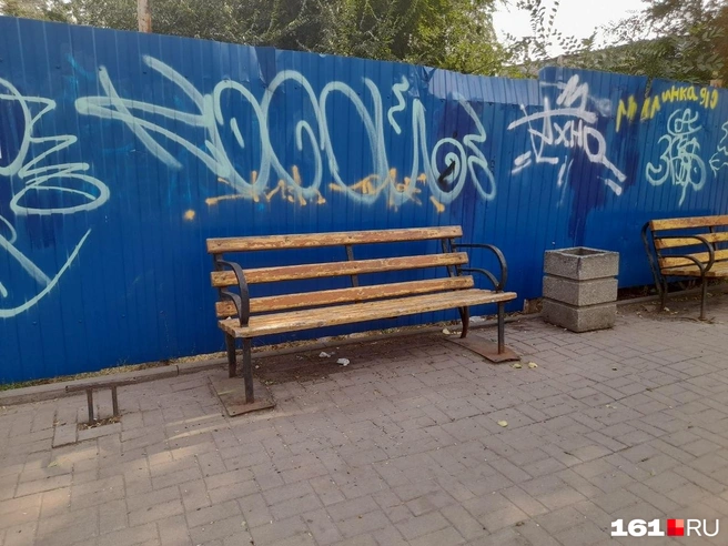 За этим забором&nbsp;— заброшенный ресторан «Балканы». Сейчас он в частных руках, там собирались строить что-то коммерческое. Но дальше планов дело не идет | Источник: Ксения Сухоленко / 161.RU