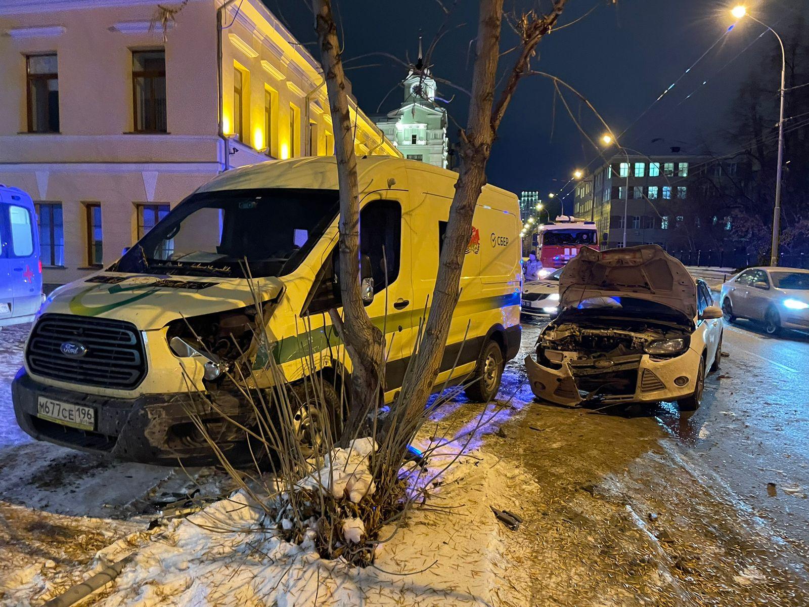 В центре Екатеринбурга девушка-водитель протаранила инкассаторскую машину,  11 декабря 2022 г. - 11 декабря 2022 - Е1.ру