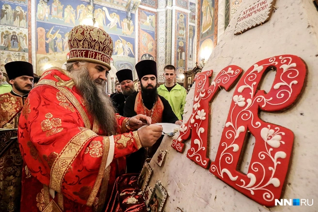 Освятил пасху и кулич митрополит Георгий | Источник: Наталья Бурухина