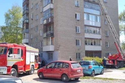 Пожарные эвакуировали 13 человек из задымленного подъезда в Новосибирске