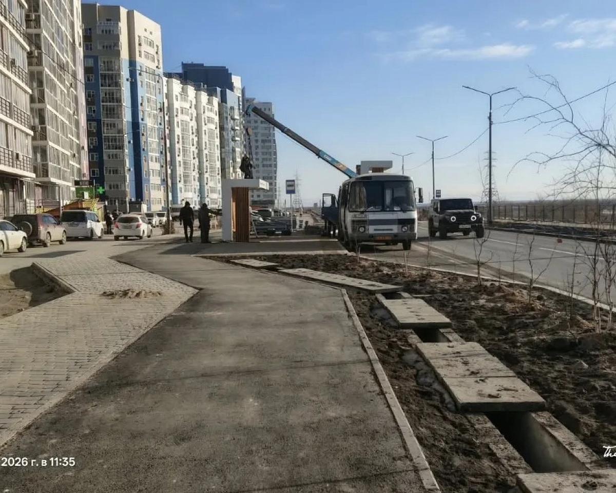 Строительство долгожданной улицы Ефимова в Якутске почти закончилось. Дорожники водрузили остановку