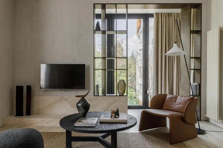 Напольная лампа Serax, вазы Vanessa Mitrani — все Wonderful. Шторы, izabellafareni. Керамика, ru.xeniapashkovskaya.com. Кресло Cierre, Hedd Interior. | Источник: Михаил Чекалов; стиль: Екатерина Клее