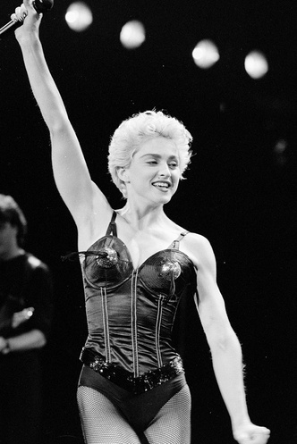 Фото №14 - Королева скандала: самые запоминающиеся образы Мадонны