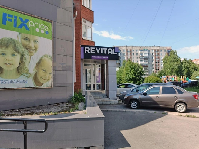 Часто среди недовольных засильем иностранных слов — люди старших поколений | Источник: kuzrab.ru