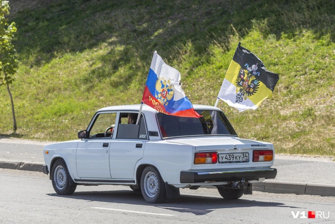 Автоколонны с флагом ЧВК «Вагнер» и имперскими флагами России были замечены сегодня по всему центру Волгограда | Источник: Алексей Волхонский / V1.RU