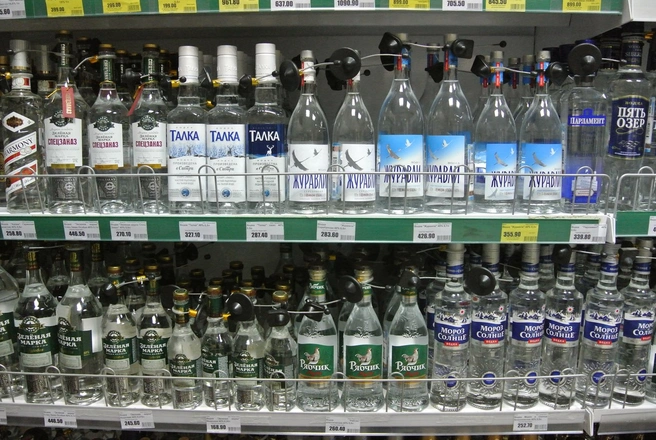 Водку под видом легальной продукции предприниматели сбывали практически во всех регионах Сибири | Источник: Артём Устюжанин / E1.RU