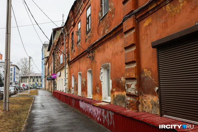 Местами в окнах даже видны новенькие стеклопакеты, а местами нет ни стекол, ни даже рам  | Источник: Ксения Филимонова / «ИрСити»