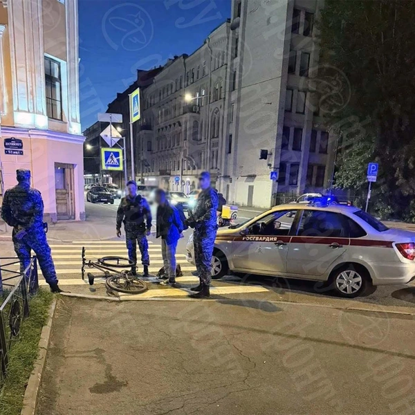 Росгвардейцы задержали мужчину, который уехал на чужом велосипеде с Загородного проспекта | Источник: «Фонтанка.ру»