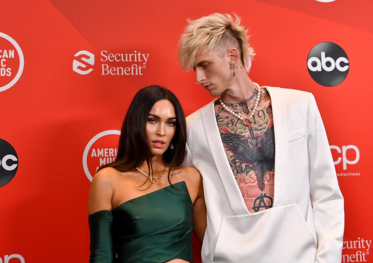 Вот это декольте! Меган Фокс и Machine Gun Kelly впервые вышли в свет как пара в странных нарядах