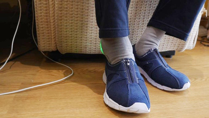 Сиделок заменят умные носки. Они умеют следить за состоянием пациентов с деменцией