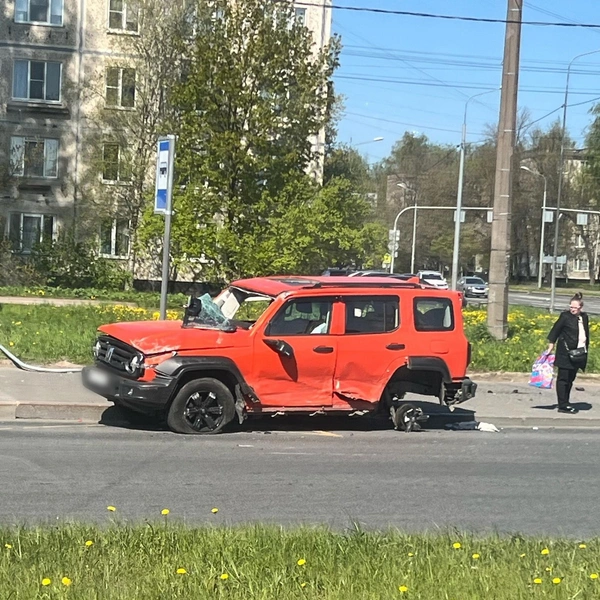Внедорожник потерял колесо, кувыркаясь на Большевиков. Увернулись не все | Источник: ДТП и ЧП | Санкт-Петербург | Питер Онлайн | СПб