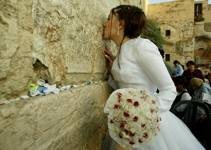 Еврейские свадьбы сегодня: бреют ли невесте голову и торгуются ли за нее родители?