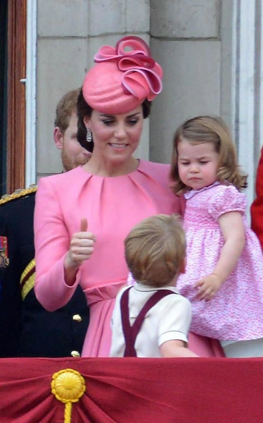 Кейт Миддлтон и принцесса Шарлотта на параде Trooping the Colour в 2017 году