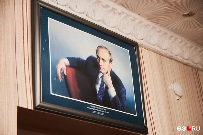 Портрет еще молодого президента России в кабинете главы Кинельского | Источник: Роман Данилкин / 63.RU