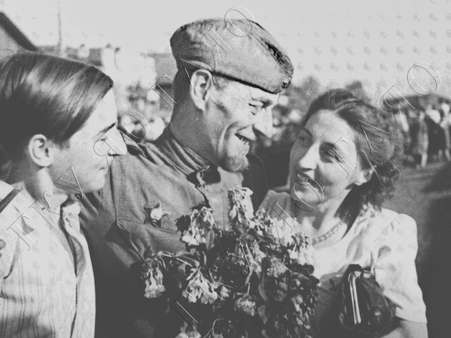 Семья встречает отца, вернувшегося с войны | Источник: ЦДНИ ГАЯО