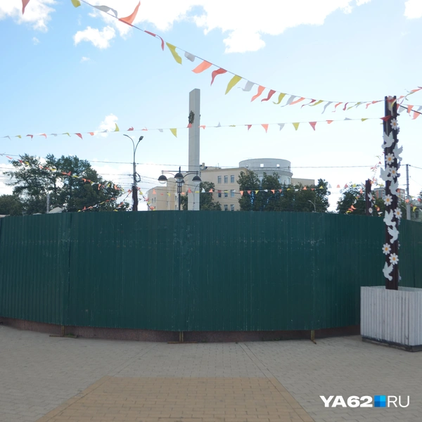 Фонтан огородили, но таблички с информацией о проведении работ нет | Источник: Светлана Коновалова / YA62.RU