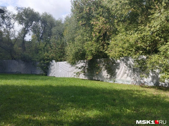 За забором несколько лет назад снесли гаражи | Источник: Арина Майорова / MSK1.RU