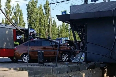 Ford Fiesta протаранила киоск в Воронеже: пострадала женщина