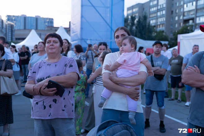 Самые маленькие зрители. Любопытно, им понравилось выступление хора Турецкого и «Сопрано»?! Кстати говоря, исполнители спели детскую песню «Голубой вагон», которую подпевали все без исключения  | Источник: Ирина Шарова / 72.RU