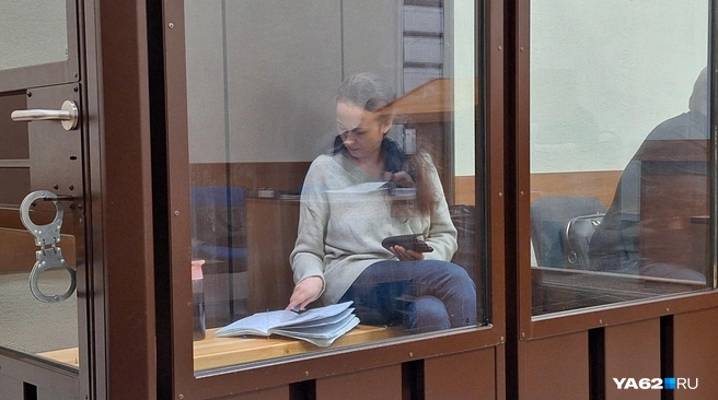 Во время заседания Ирина Петина изучала записи | Источник: Мария Борзева / YA62.RU