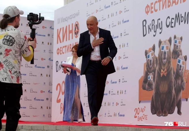 Звезда фильма «Бумер» (18+) Сергей Горобченко был в строгом черном костюме | Источник: Кирилл Поверинов / 76.RU